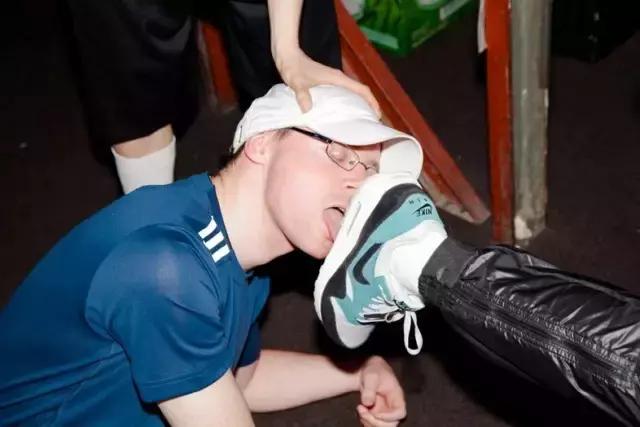 见过爱球鞋的，但是爱成这样的，你见过吗？