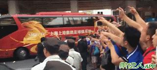 足球流氓打意大利球迷,申花球迷穿着上港球衣打上港球迷