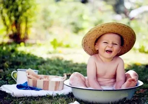 宝宝天气热中暑了体温38.3怎么办,孩子热着了呕吐