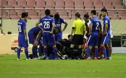 断腿惨案田径,业余足球场上断腿惨案