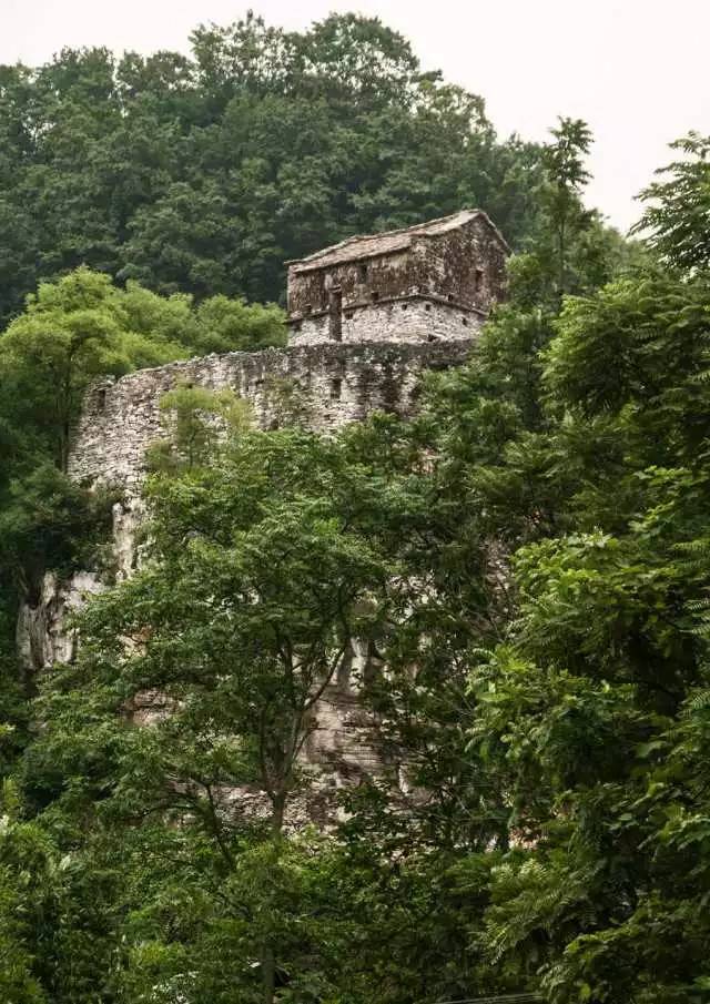 世界上最大的黄果树瀑布在哪里 (黄果树瀑布是不是亚洲第一大瀑布)