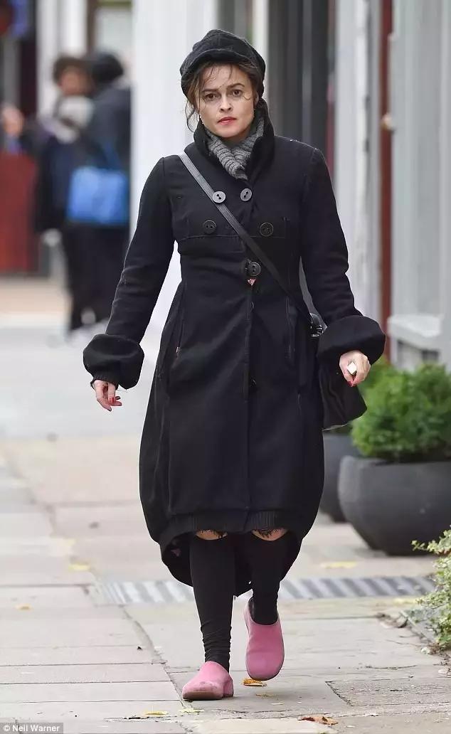 60岁阿姨都穿小白鞋，那我只好穿小粉鞋了