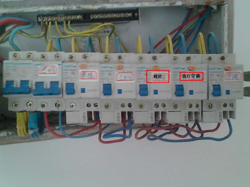 家庭电路着火视频,家庭电路着火找谁维修