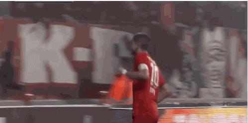 进球庆祝抓草皮吃被红牌罚下,庆祝进球之后被队友打