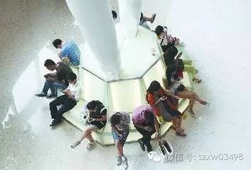 男子酒驾街头横冲直撞,男子酒驾撞车后又喝一瓶