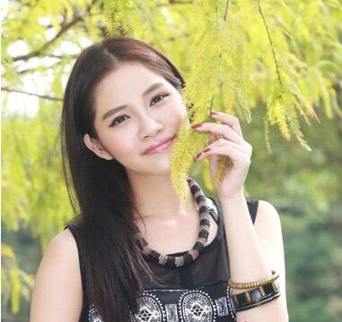 长脸不留刘海适合中分还是偏分,接近中分的偏分八字刘海