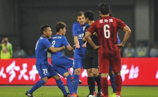 他是锋线杀手！一年废4人，爆头队友！球迷：有他中超能好？