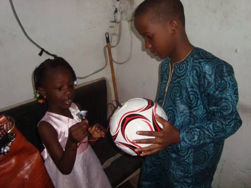 这款足球让数万非洲的贫困人民用上了免费的电。