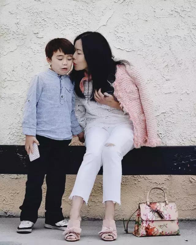 60岁阿姨都穿小白鞋，那我只好穿小粉鞋了