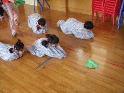 幼儿园小班自制玩具户外活动游戏,幼儿园托班体育器械集体游戏