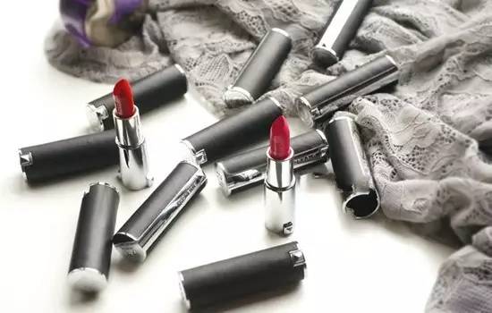 世上没有什么事情是一只口红不能解决的！如果有，那就是两只！