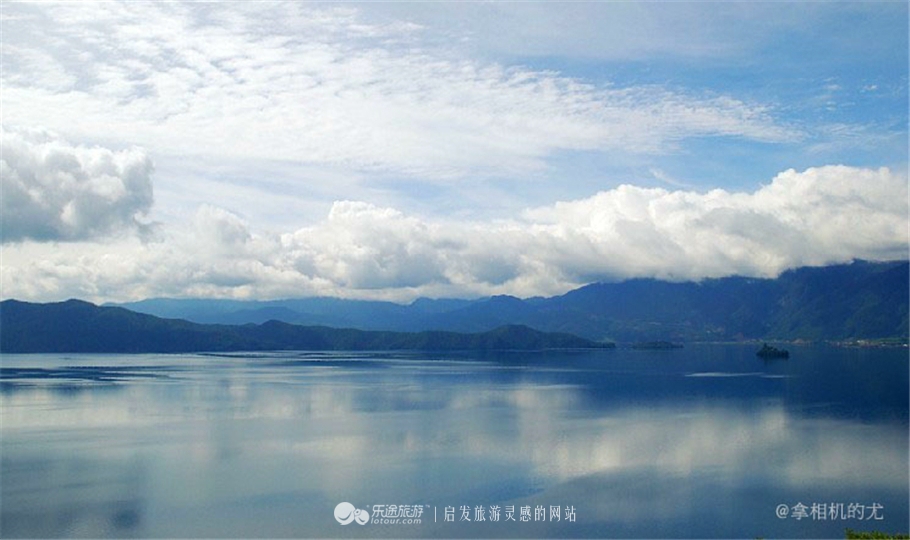 一个女孩一个相机,一个女的拿着单反相机旅游