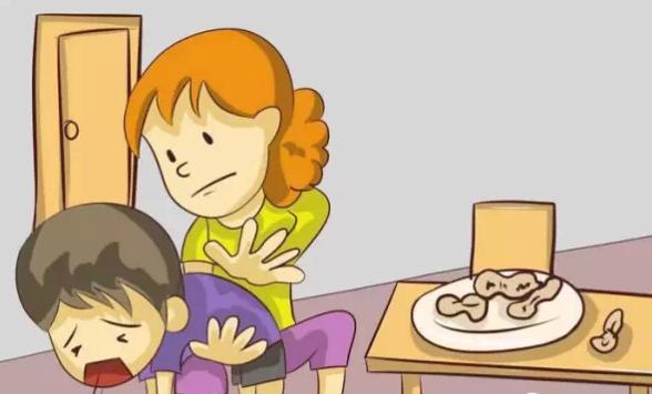 一熊孩子玩水管反被水管卡住,福建三明熊小孩