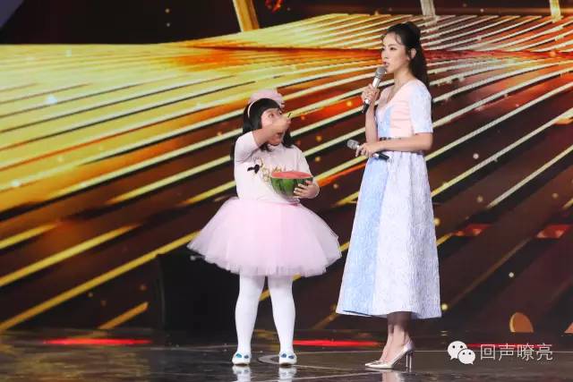 《天将雄狮》成龙的搭档小王子帅萌亮相!吕薇、赵忠祥节目现场吃西瓜