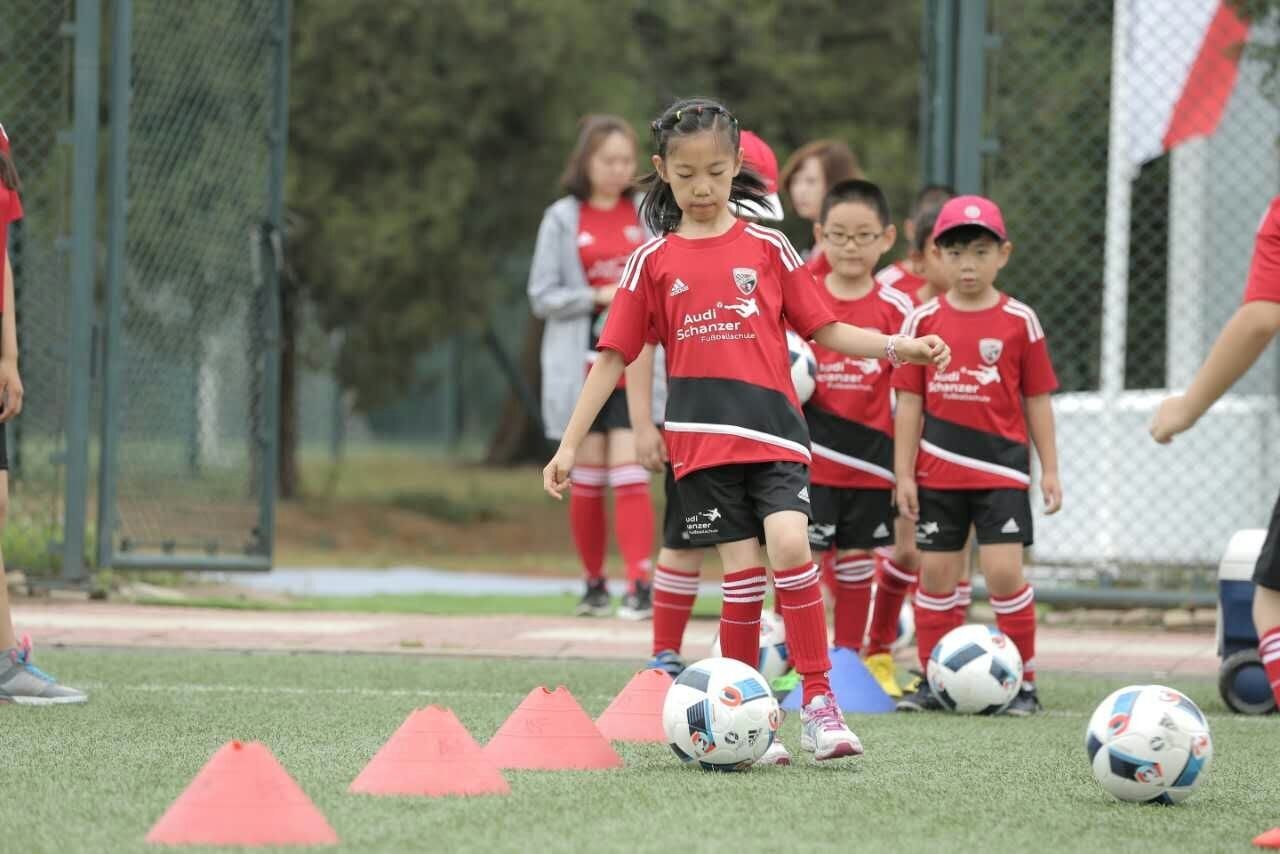 让足球变成纯粹的热爱,让足球陪着我们成长