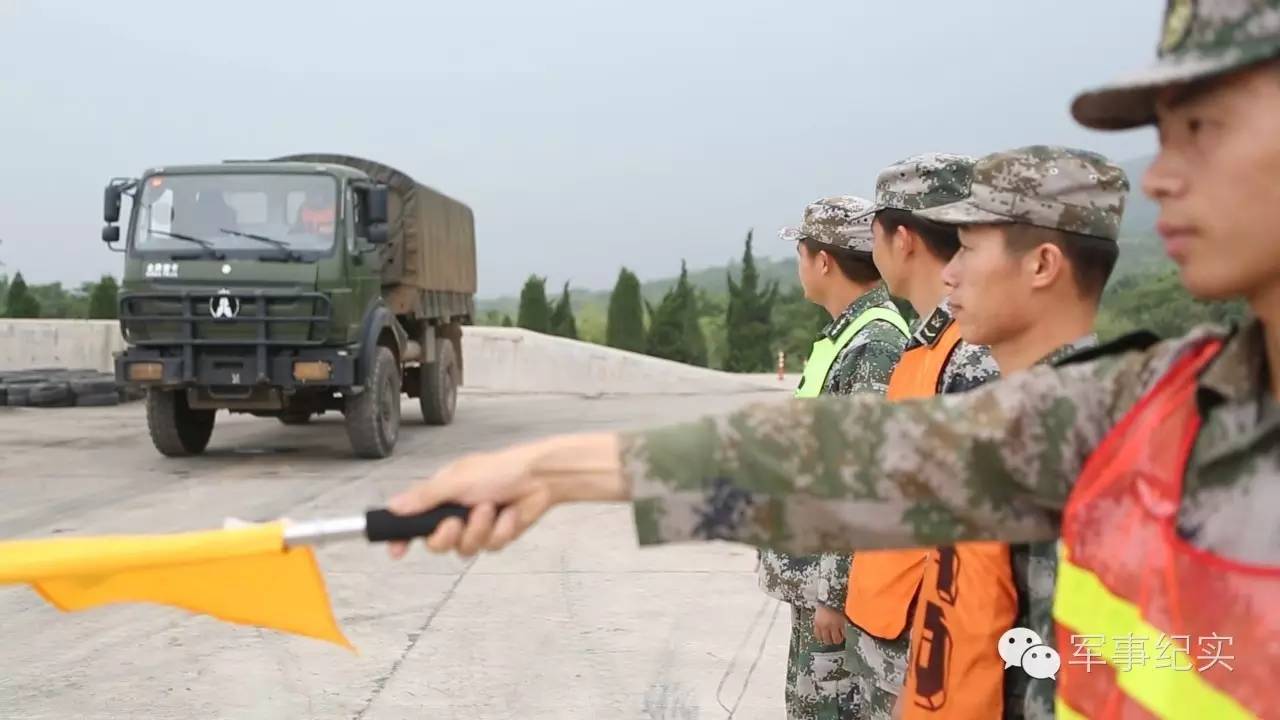 极限摩托帅气操作,极限驾驶汽车兵上演速度与激情