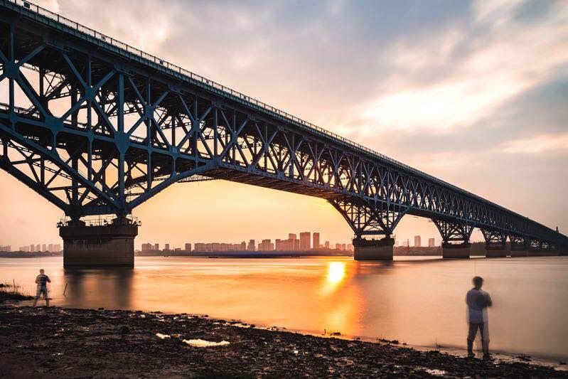 长江沿岸众生相：有人上游祭天，有人上海拆出两套房