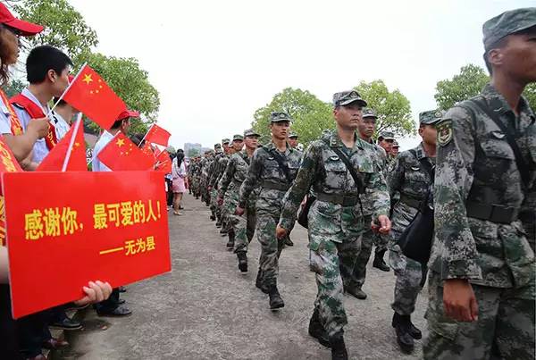 安徽无为百姓给抗洪救灾部队送饭,抗洪结束人民群众欢送感动流泪