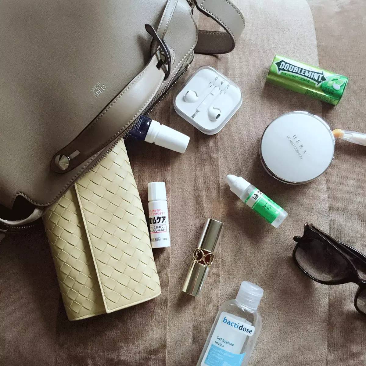 粉丝寄来了一箱包包,粉丝发来的包裹