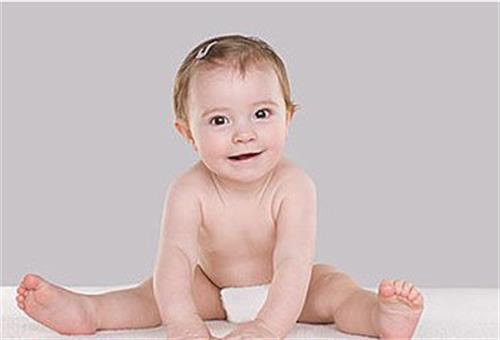 新生儿耳朵长痱子,新生儿宝宝脸上长了小颗粒像痱子