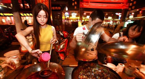 海边地摊卖什么最吸引人成年人,夏天地摊卖什么最好赚钱