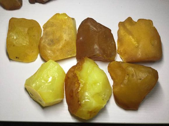 真正的蜜蜡都是什么样子的,真正蜜蜡是怎样的