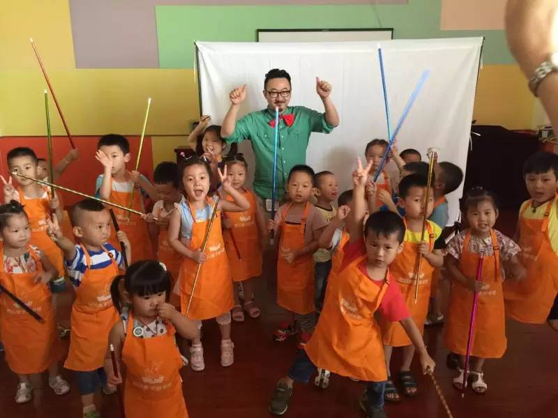 凯文叔叔带他的绘本互动魔术剧《点点点》来苏州天才宝贝啦！