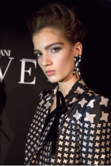 阿玛尼黑色试用装是什么粉底液 (阿玛尼秋冬新色适合黄皮)