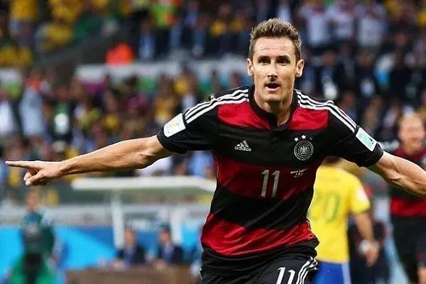 适合跟有投射的中锋打的战术,中锋比较强势的战术