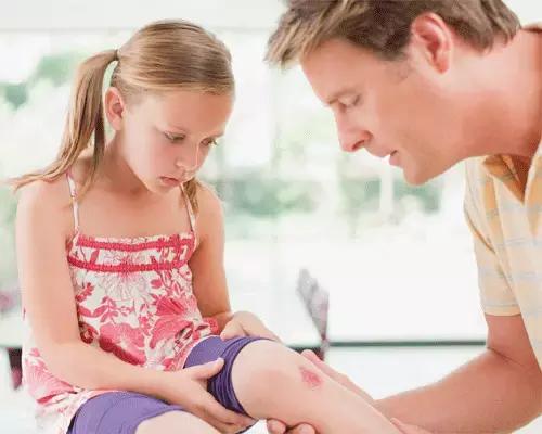 擦伤抹碘伏还是碘酒,碘酒碘伏酒精双氧水处理伤口区别