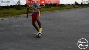 足球左扣右拨变向运球过人,足球变向摆脱技巧图解