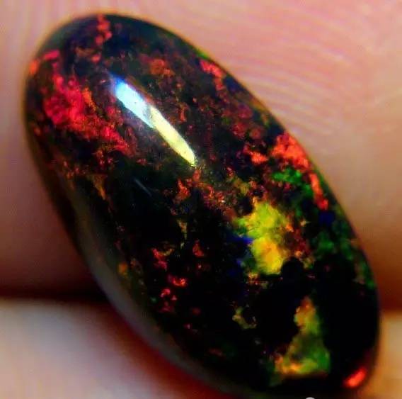 莎士比亚都为之倾倒的宝石，你的珠宝箱里不能没有一颗欧泊！