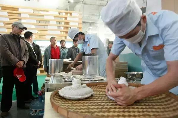机器压茶饼,全自动40吨压茶饼机视频