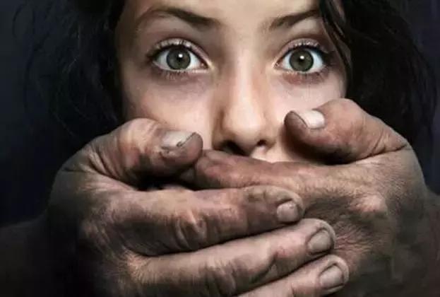 男子利用迷信骗女孩儿钱,男子以驱邪为名骗女友钱200万