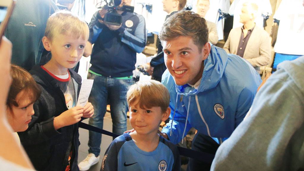 英超首轮压轴大戏,曼城发布新赛季主场球衣