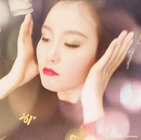 别人都光着,这货穿了个裤衩,嗯,一定是搓澡的!