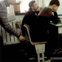 别人都光着,这货穿了个裤衩,嗯,一定是搓澡的!