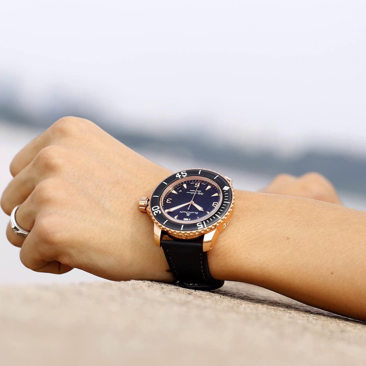 男人最好的名片是自己身边的女人,男人手腕戴的玉腕牌