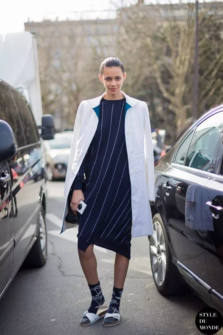 无语！这么丑的拖鞋，凭啥在时尚圈吃香？