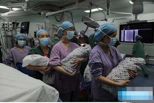 妈妈生三胞胎剖腹产状态很好,自然怀孕三胞胎剖腹产