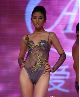 凸显完美身材曲线,凸显女生苗条的身材