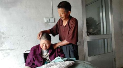 吕城好丈夫千余日夜守护“稻草人”妻子