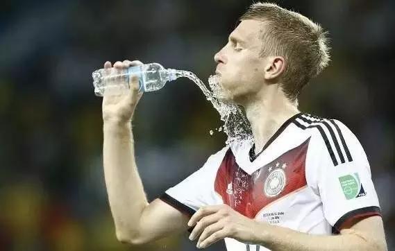 踢球时喝什么水,踢足球前为什么不要喝太多水