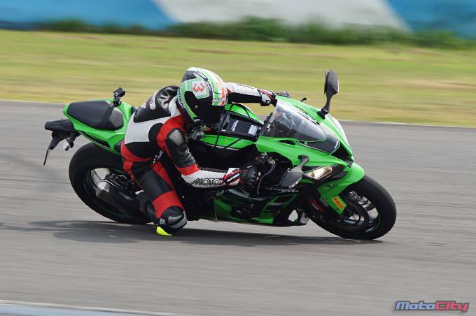 2010年川崎zx-10r多少个缸,川崎zx-10r新手可以驾驭吗