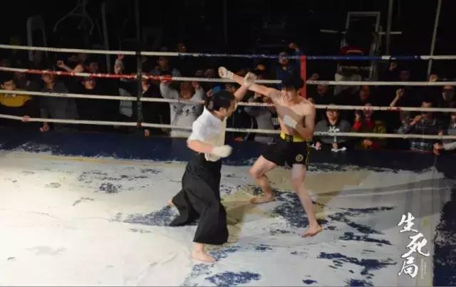 中国肌肉男和胖子的拳击比赛,两个肌肉男的拳击实战