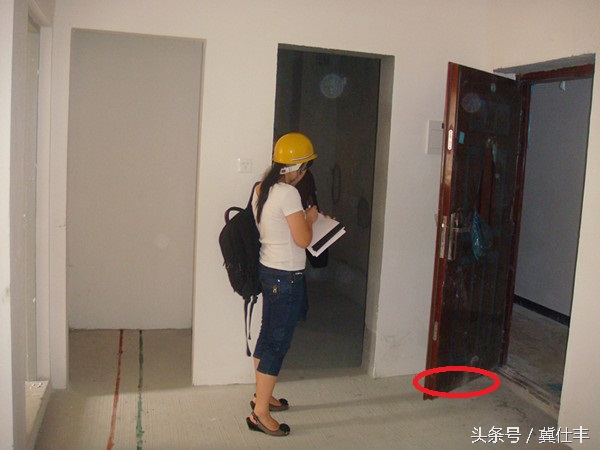 装修后地面铲不掉,装修完地板砖不平整是怎么回事