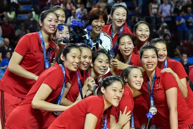 回顾中国女排十次登顶辉煌时刻,夺冠永不言败的女排精神