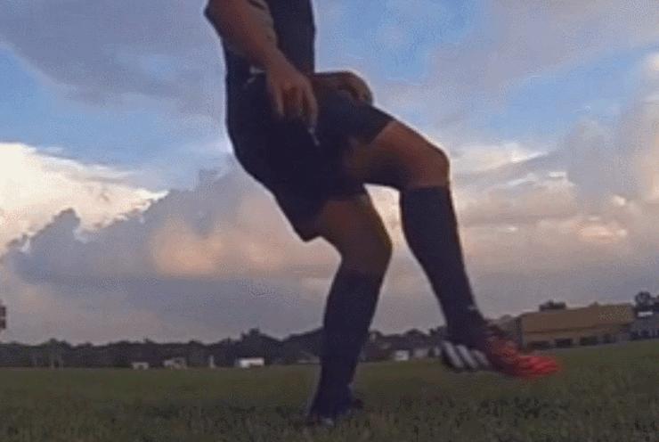 高空球拿球摆脱技巧,背身停高空球的技巧