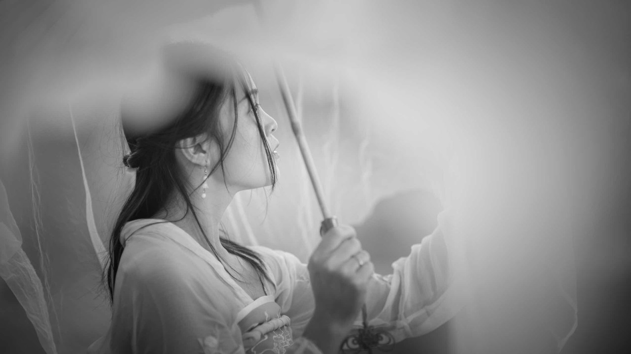 故事：丫鬟替她觉得不值，她倒没当回事，俩人决定出门转转