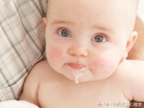 宝宝喜欢吐泡泡吐奶,宝宝吐奶还一直伸舌头吐唾沫